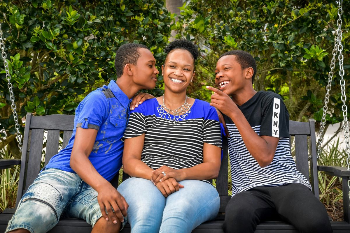 lashawn-dobbs-xTcS9bZLu_8-unsplash An African American woman parenting African American boys who are happy